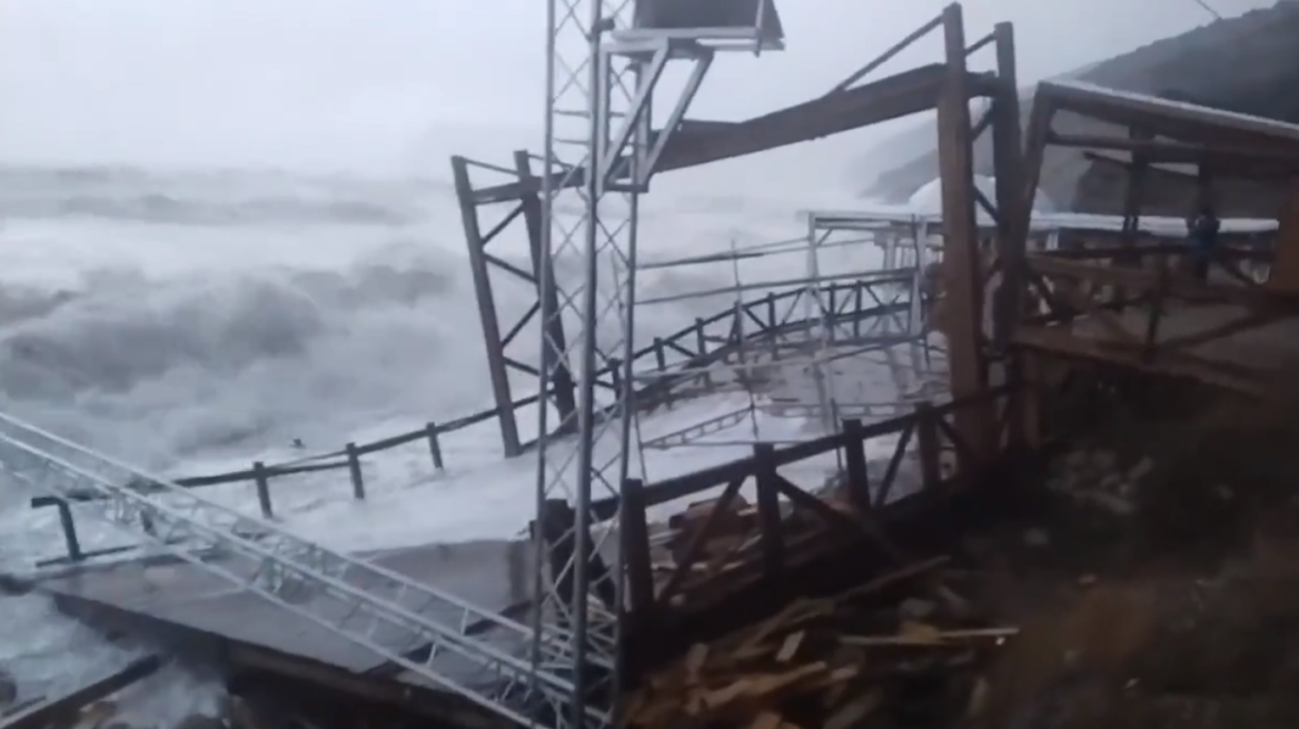 Tρεις νεκροί από την κακοκαιρία που πλήττει την Κριμαία και τη ρωσική ακτή στη Μαύρη Θάλασσα