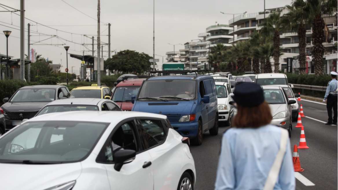 Κίνηση: Μεγάλο μποτιλιάρισμα στην Παραλιακή στο ύψος της Αμφιθέας λόγω έργων