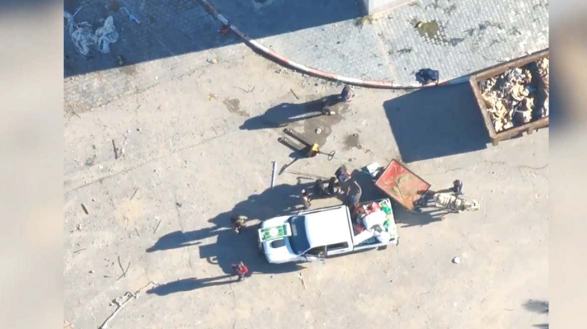 Πόλεμος στο Ισραήλ: Οι IDF δημοσίευσαν βίντεο με μέλη της Χαμάς που αρπάζουν τις προμήθειες πολιτών της Γάζας