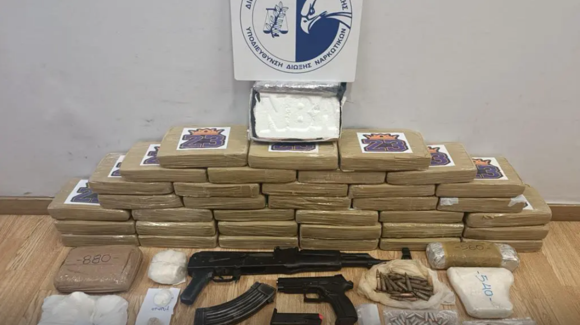 Επιχείρηση της ΕΛ.ΑΣ στο Κορωπί: Αλλοδαπός είχε 45 κιλά κοκαΐνης και καλάσνικοφ σε κρύπτη (βίντεο)
