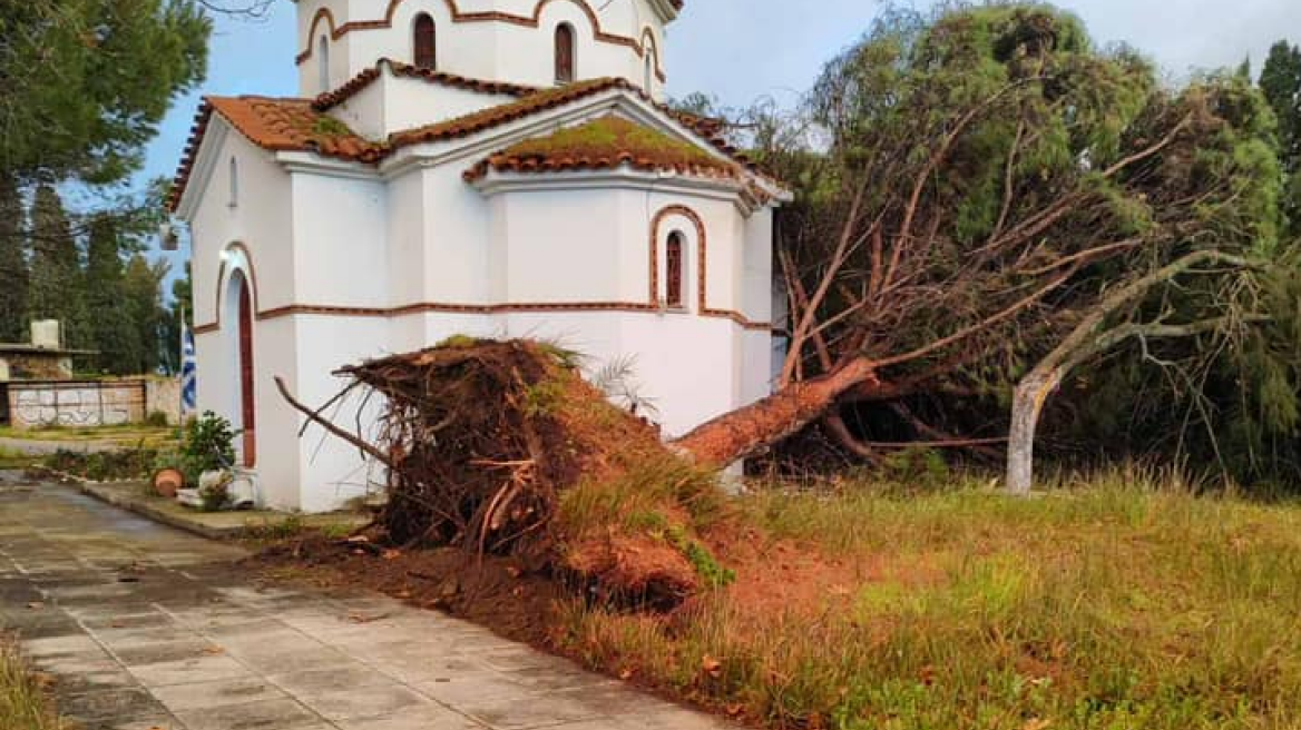 Φωτογραφίες - Ανεμοστρόβιλος έπληξε τα ξημερώματα το Μεσολόγγι