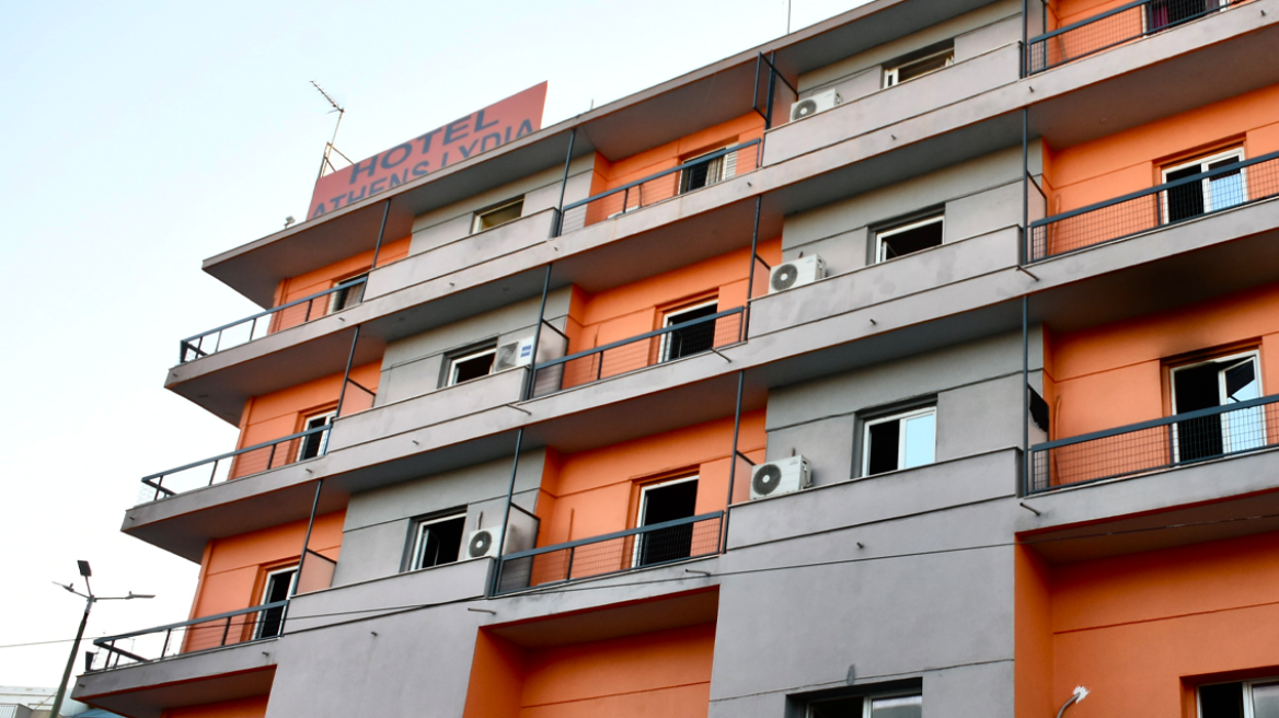 Φωτογραφίες από το ξενοδοχείο στη Λιοσίων όπου ξέσπασε η φωτιά με έναν νεκρό 40χρονο 