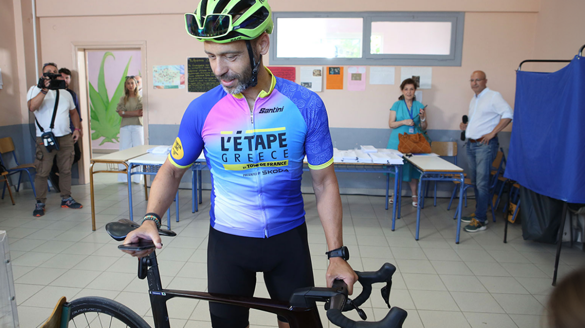 Ευρωεκλογές 2024: Έφτασε μέχρι την κάλπη με το ποδήλατό του - Δείτε φωτογραφίες 