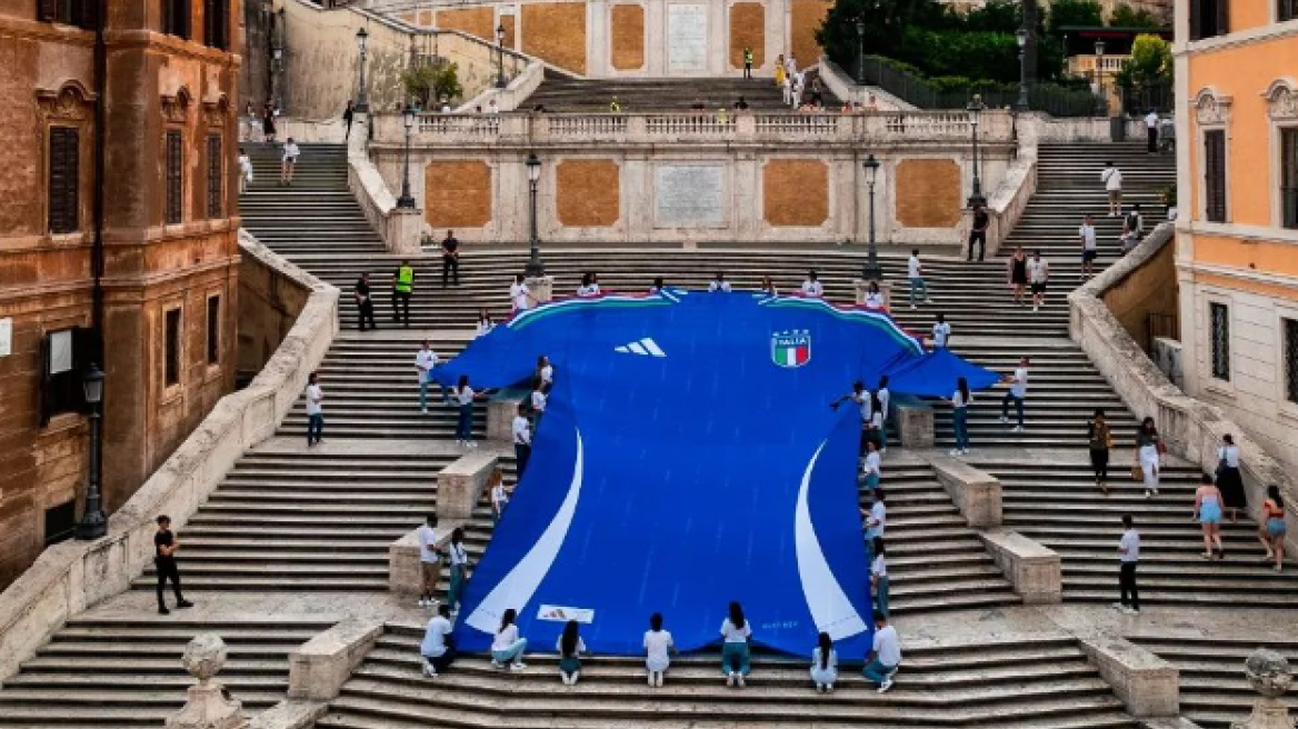 Euro 2024: Τεράστια φανέλα της Ιταλίας κάλυψε την Piazza di Spagna στη Ρώμη - Φωτογραφίες