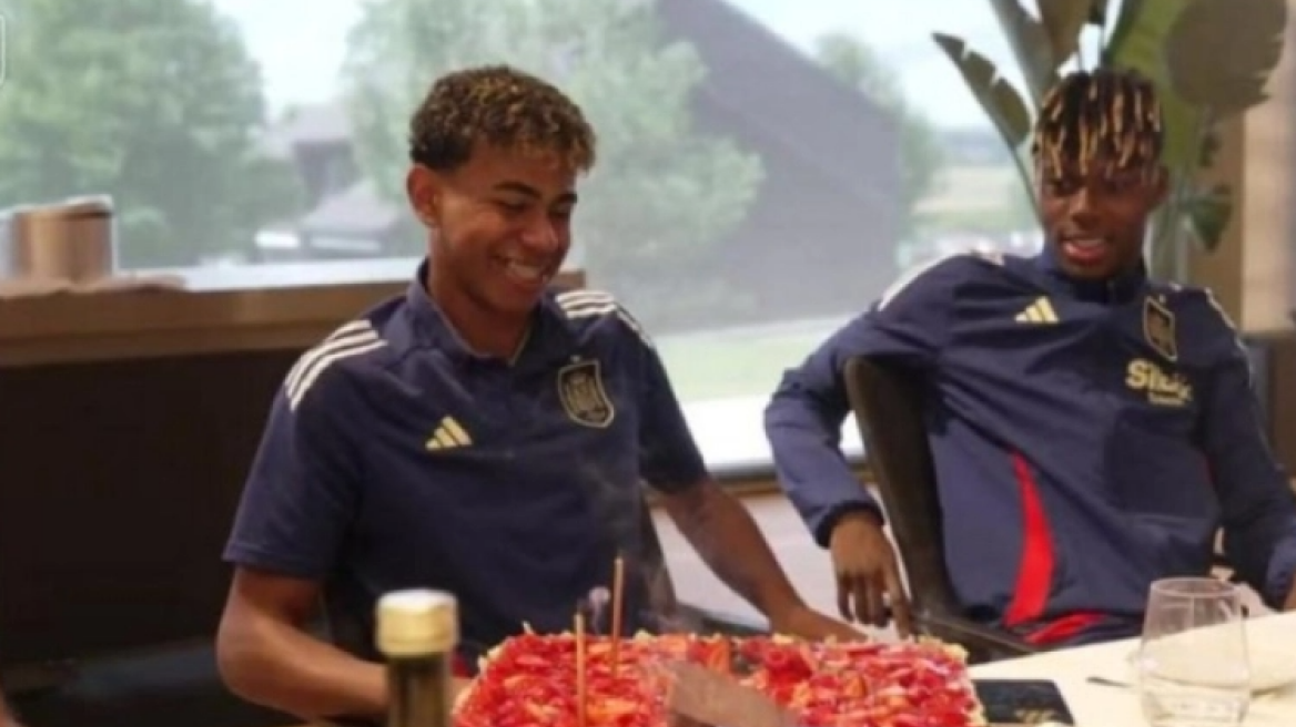 Έσβησε κεράκια στην τούρτα για τα 17α γενέθλιά του και ευχήθηκε ο Γιαμάλ: Ως δώρο θέλω να κερδίσω την Αγγλία - Βίντεο 