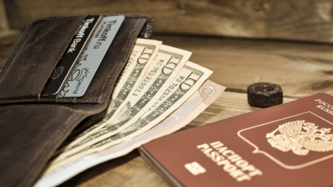 Τυχερός εργαζόμενος πληρώθηκε κατά λάθος 330 φορές το μισθό του, «άρπαξε» τα χρήματα και εξαφανίστηκε