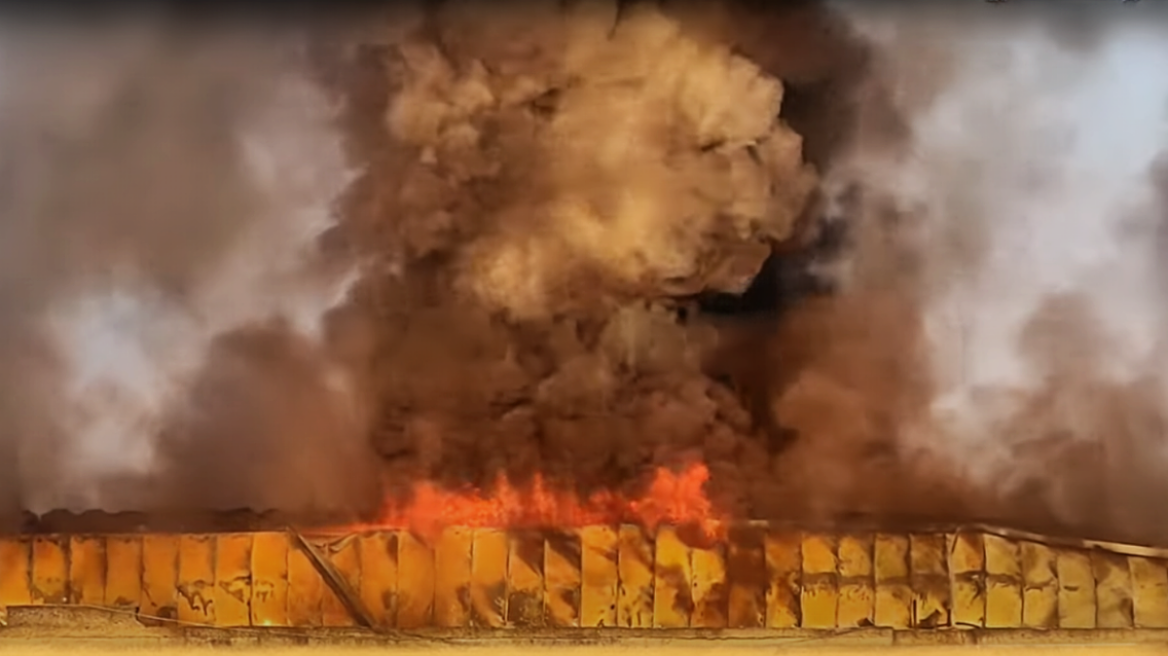 Φωτιά στην Κόρινθο: Κάηκε ολοσχερώς βιομηχανία - Δείτε βίντεο και φωτογραφίες