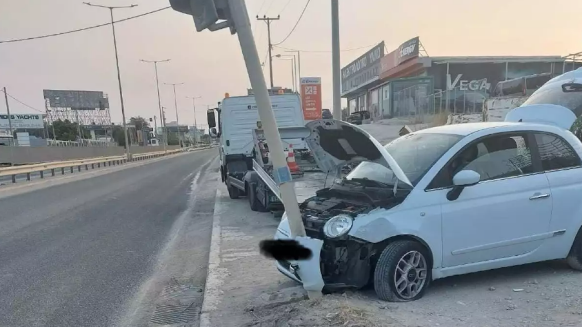 Τροχαίο ατύχημα στη Βάρης - Κορωπίου - Αυτοκίνητο καρφώθηκε σε κολόνα φαναριού
