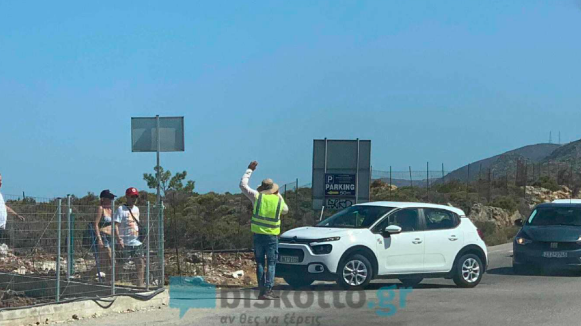 Κρήτη: Kράχτες - παρκαδόροι στο Ελαφονήσι οδηγούν τους τουρίστες σε ιδιωτικά πάρκινγκ