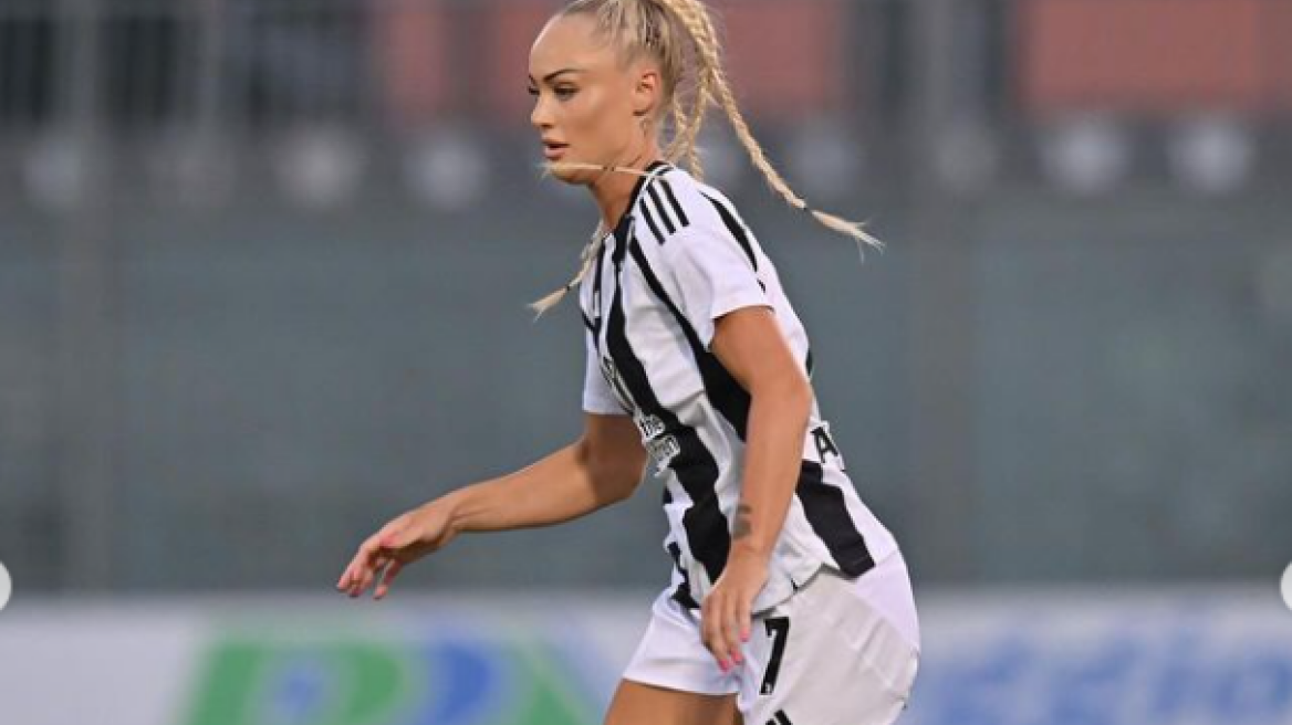 Η πιο σέξι ποδοσφαιρίστρια του κόσμου, υπογράφει νέα συμφωνία με εταιρεία εσωρούχων - Ποζάρει για την Ημέρα του Αγίου Βαλεντίνου