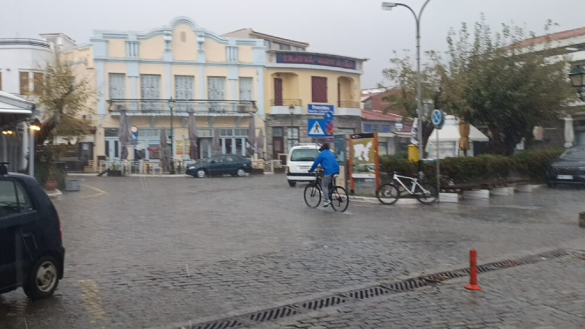 Διπρόσωπος ο καιρός με 37αρια αλλά και καταιγίδες στα βόρεια - Προειδοποίηση για έντονα φαινόμενα σε Ήπειρο, Μακεδονία, Θεσσαλία και κεντρική Στερεά