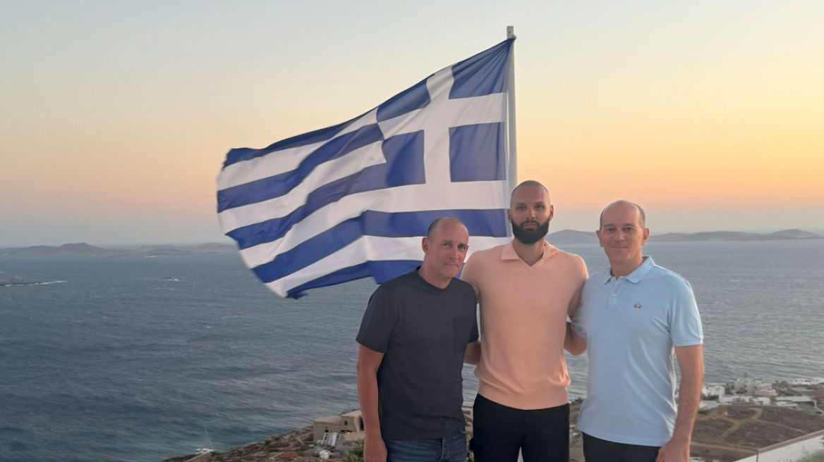 Φουρνιέ: Το φωτογραφικό άλμπουμ από τις διακοπές του Γάλλου - Το ραβανί, η μπουγάτσα και τα γαλανά νερά της Ελλάδας