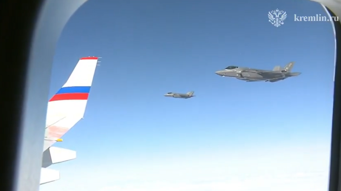 Αμερικανικά F-35 συνόδευσαν το αεροπλάνο του Πούτιν στην επιστροφή στη Ρωσία - Δείτε το βίντεο που έδωσε το Κρεμλίνο
