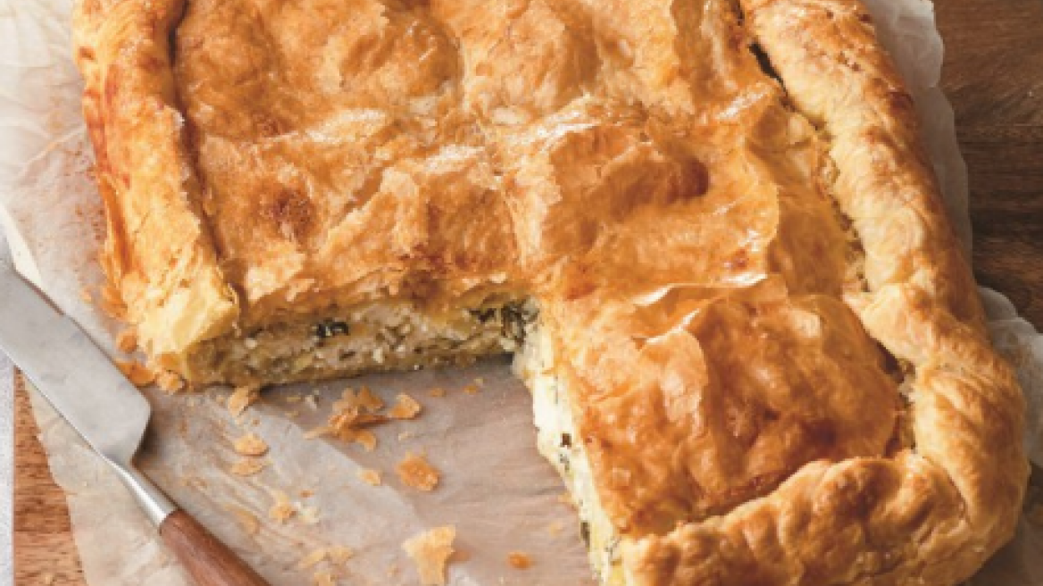 Τυρόπιτα με κρεμμύδια και μυρωδικά