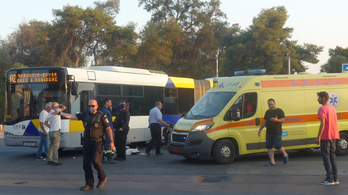 Σοβαρό τροχαίο στην Παραλιακή: Αστικό λεωφορείο συγκρούστηκε με μηχανή