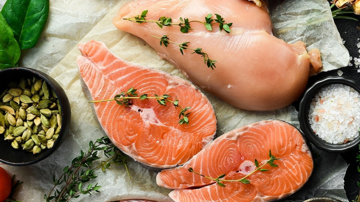 Κοτόπουλο vs ψάρι: Ποιο είναι πιο υγιεινό και γιατί;