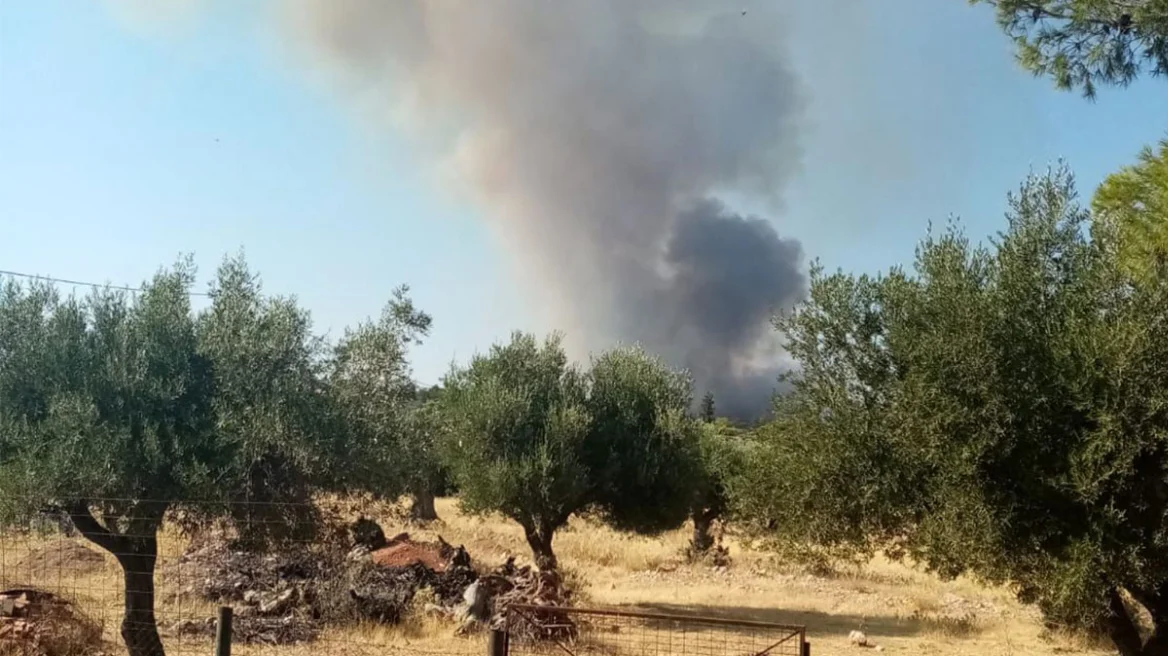 Μεγάλη φωτιά στη Μάνδρα – Εκκένωση δύο οικισμών