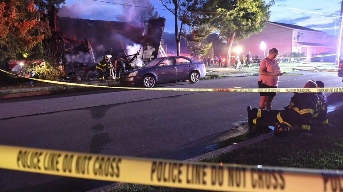 Πυροσβέστης σπεύδει να σβήσει φωτιά σε σπίτι στην Πενσιλβάνια και διαπιστώνει ότι έχουν απανθρακωθεί 10 μέλη της οικογένειάς του