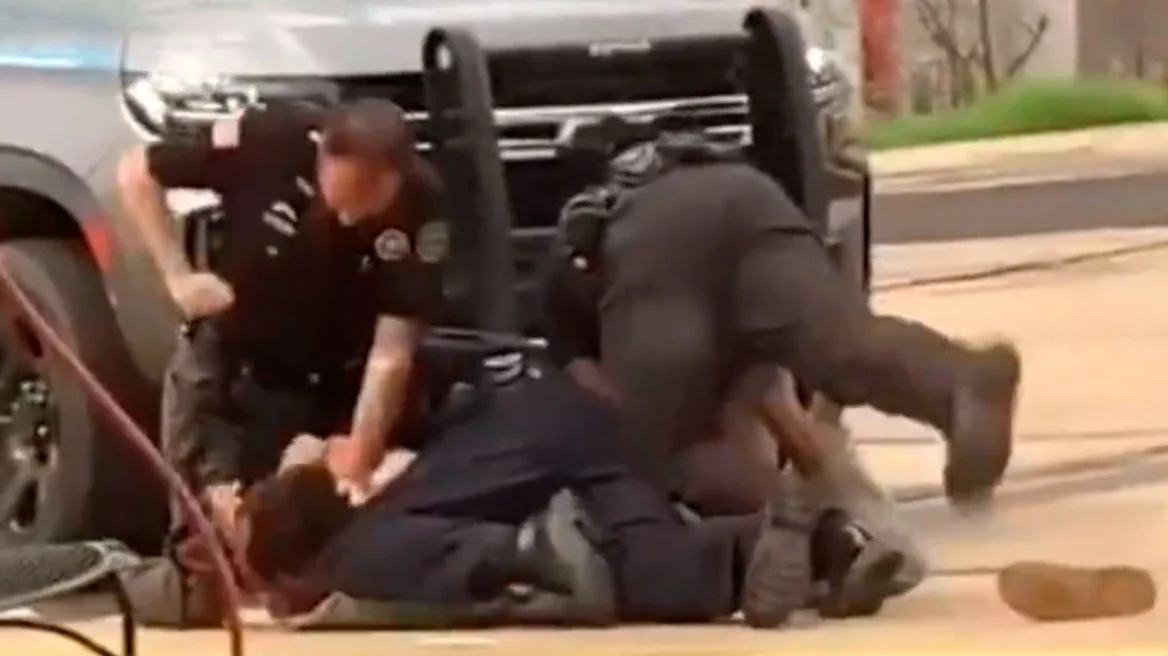 ΗΠΑ: Σάλος με βίντεο που δείχνει 3 αστυνομικούς στο Άρκανσο να δέρνουν αλύπητα άνδρα πεσμένο στο έδαφος