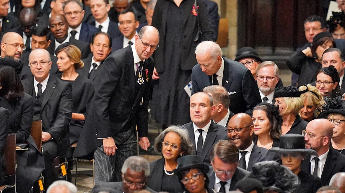 Kηδεία της Βασίλισσας Ελισάβετ: Στα πίσω καθίσματα ο Μπάιντεν – Τον τρολάρει ο Τραμπ