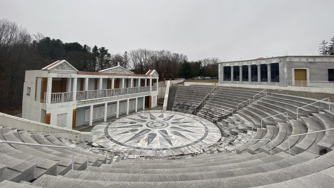 Κονέκτικατ ΗΠΑ: Πανεπιστήμιο δημιούργησε αντίγραφο ανοιχτού αρχαίου θεάτρου και μουσείο για την αρχαία Σπάρτη