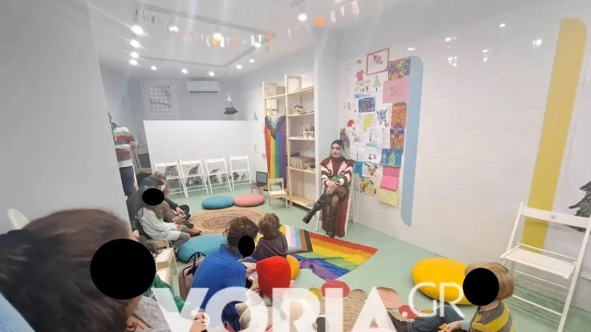Θεσσαλονίκη: «Drag queen» διάβασε παραμύθι σε παιδιά – Δείτε βίντεο