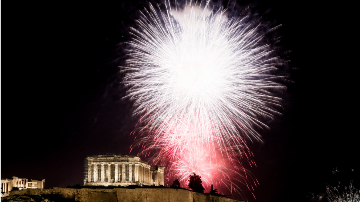 Με πυροτεχνήματα υποδέχθηκαν το 2023 Αθήνα και Θεσσαλονίκη – Δείτε φωτογραφίες και βίντεο