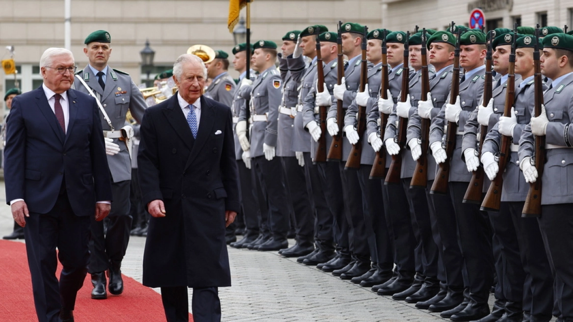 Στρατιωτικές τιμές στην Πύλη του Βρανδεμβούργου για τον Κάρολο
