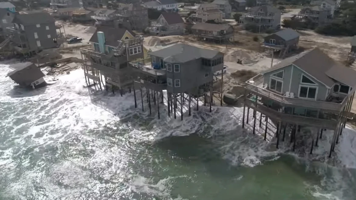 ΗΠΑ: Η πόλη με το ελληνικό όνομα όπου η θάλασσα καταπίνει τα σπίτια – Δείτε βίντεο