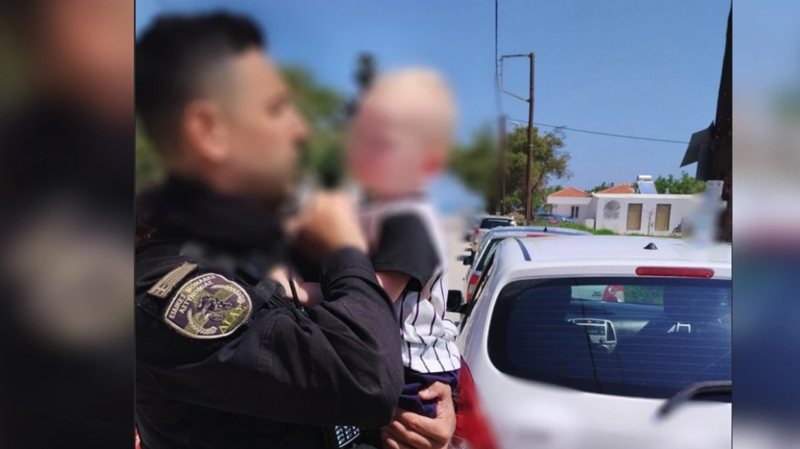 Ζάκυνθος – Δείτε συγκλονιστική φωτογραφία: Ο αστυνομικός της ΔΙΑΣ κρατά στην αγκαλιά του το μωρό που απεγκλώβισε