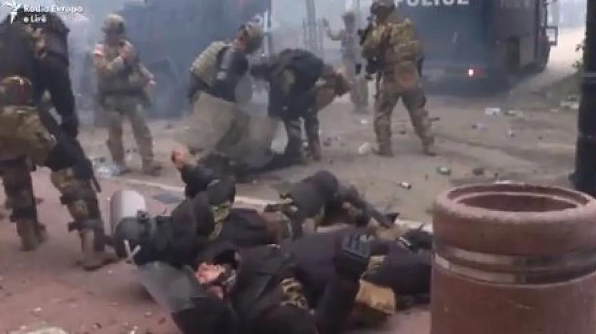 Κόσοβο: Σφοδρές συγκρούσεις αστυνομικών-διαδηλωτών, αυτοκίνητα καίγονται – Δείτε βίντεο