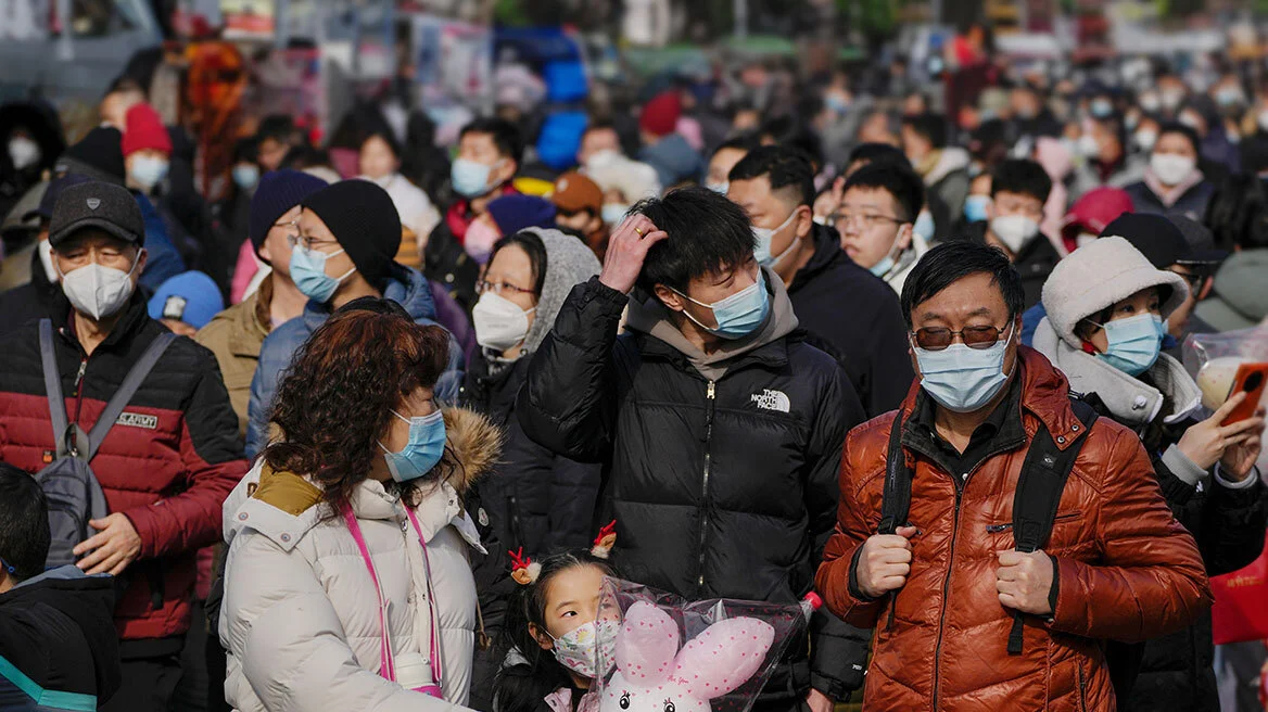 Άνω-κάτω ο κόσμος με μυστηριώδη πνευμονία που επελαύνει στην Κίνα