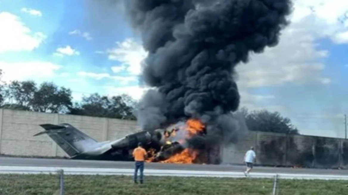 ΗΠΑ: Δύο νεκροί από τη συντριβή αεροσκάφους σε αυτοκινητόδρομο στη Φλόριντα – Δείτε βίντεο