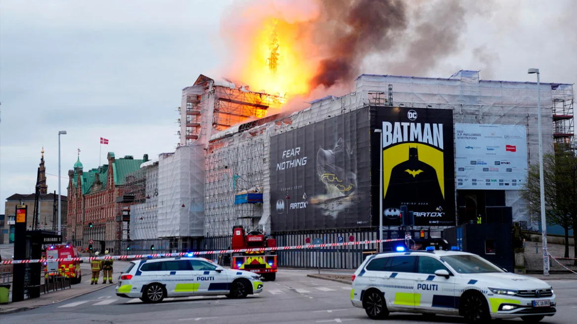 Δανία: Στις φλόγες το παλαιό κτήριο του Χρηματιστηρίου της Κοπεγχάγης