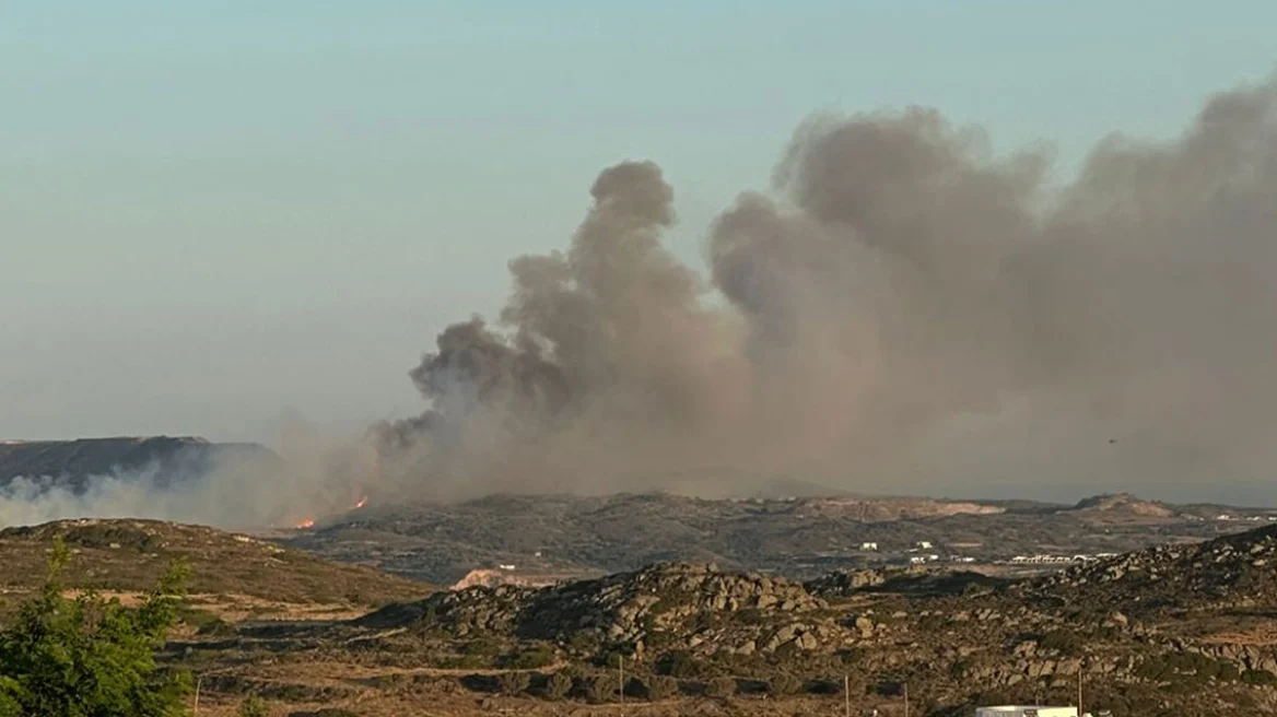 Φωτιά στη Μήλο: Εστάλη μήνυμα από το 112 για απομάκρυνση – Δείτε φωτογραφίες