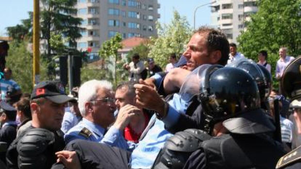 Συγκρούσεις διαδηλωτών με την αστυνομία στα Τίρανα 