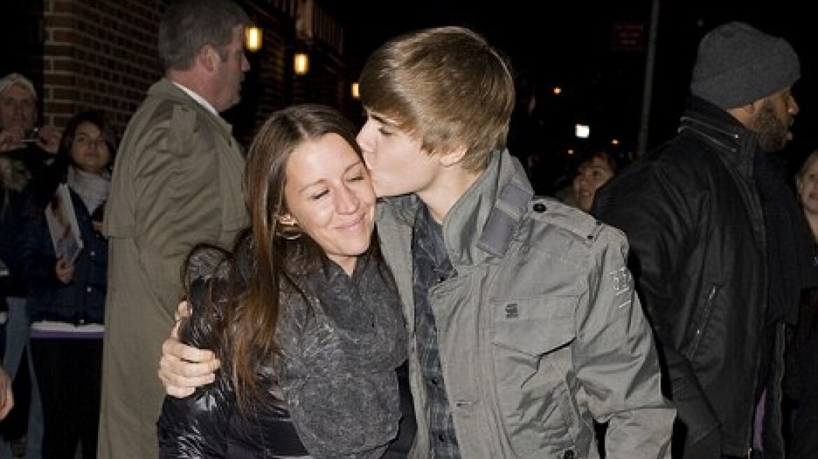 Ο Bieber φιλάει τη γυναίκα της ζωής του