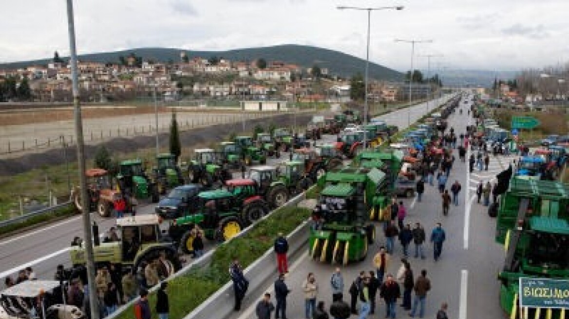 Συνεχίζουν τις κινητοποιήσεις οι αγρότες στη Λάρισα  