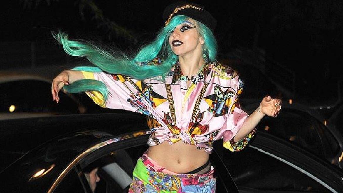Τα πολύχρωμα Versace της Gaga