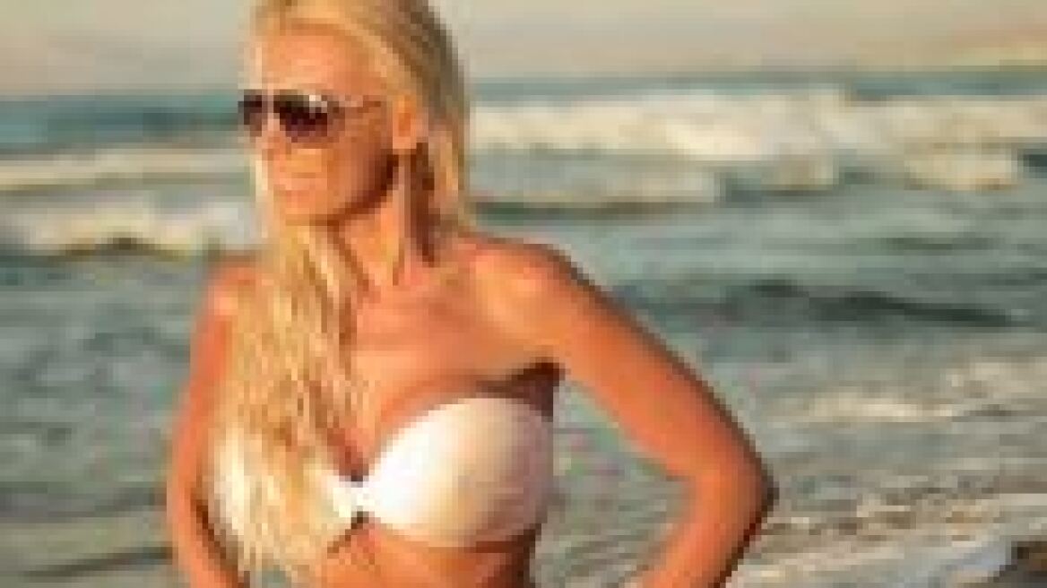 "Φωτιές" άναψε στην παραλία η Ελληνίδα Pamela Anderson