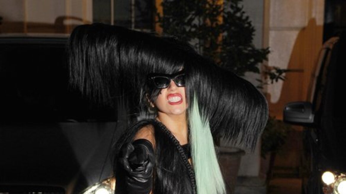 Εμφάνιση με φόρεμα-περούκα από την Lady Gaga