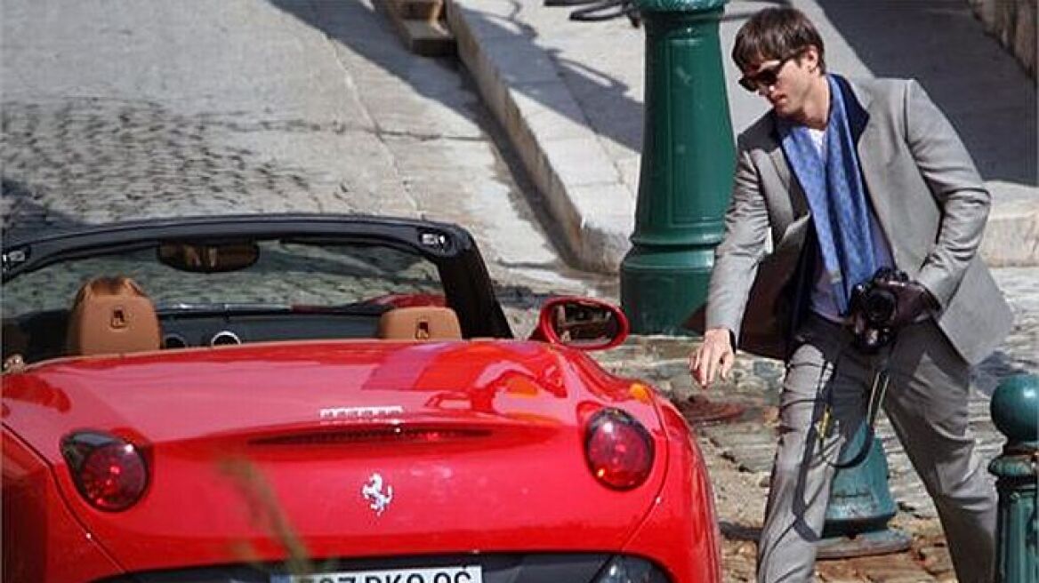 Ashton Kutcher: Με κόκκινη Ferrari California