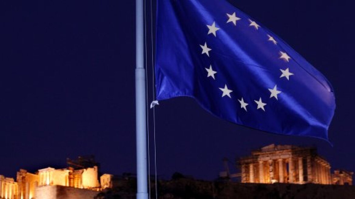 Fitch: «Ένα όχι των Ελλήνων απειλεί τη βιωσιμότητα του ευρώ»  