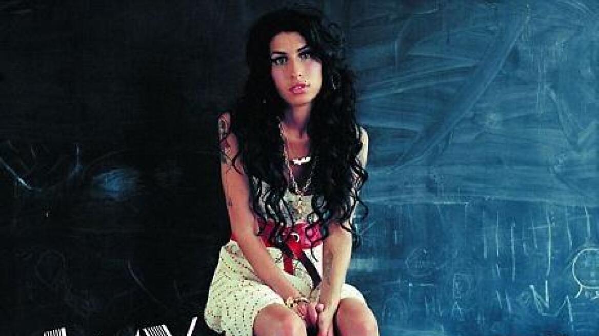 Σε δημοπρασία φόρεμα της Amy Winehouse
