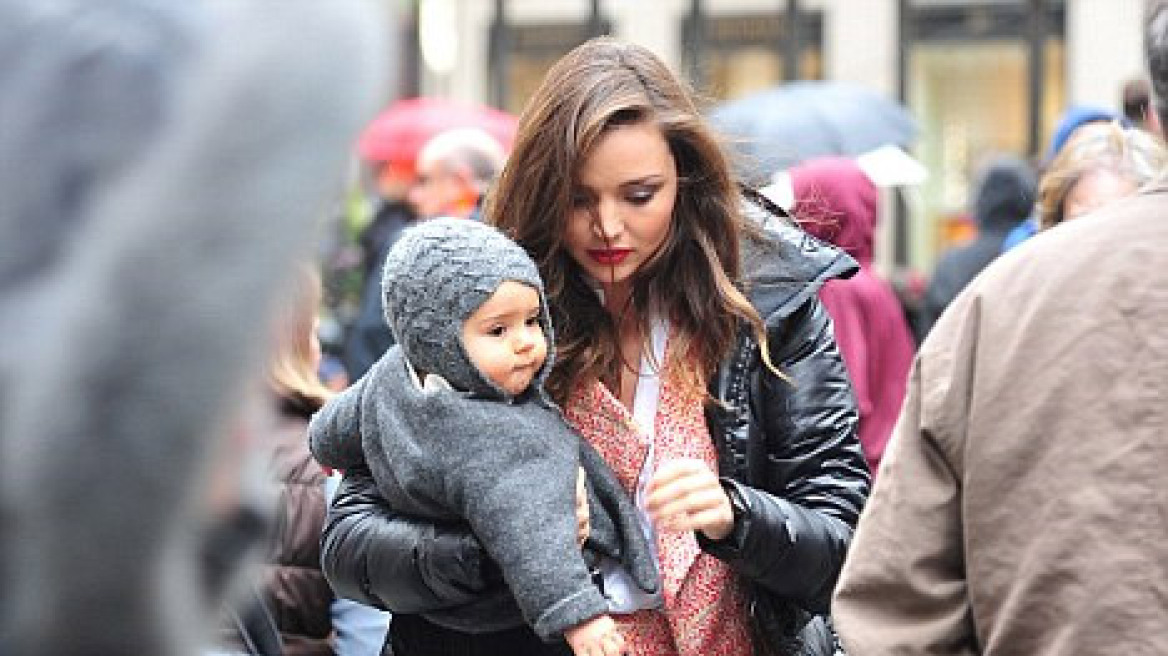 Miranda Kerr: Βόλτα με τον κούκλο γιο της!