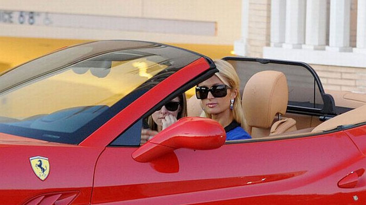 Paris Hilton: Οδηγώντας τη νέα της Ferrari