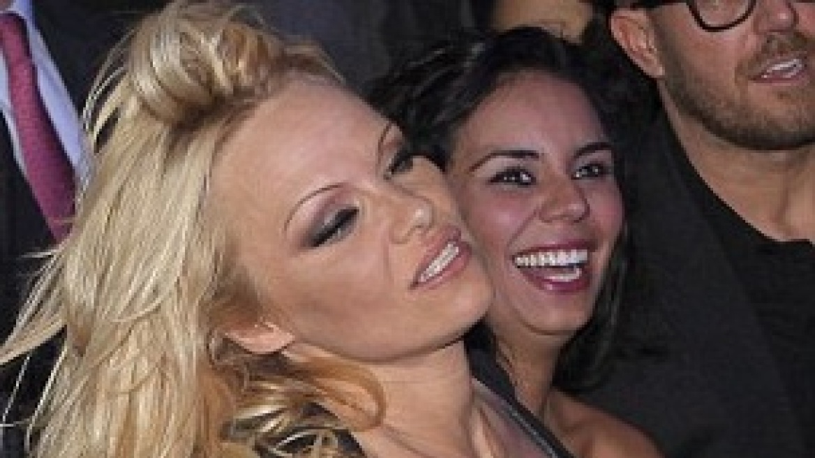 Η Pamela Anderson «ξεσάλωσε» στο πάρτι του Playboy!