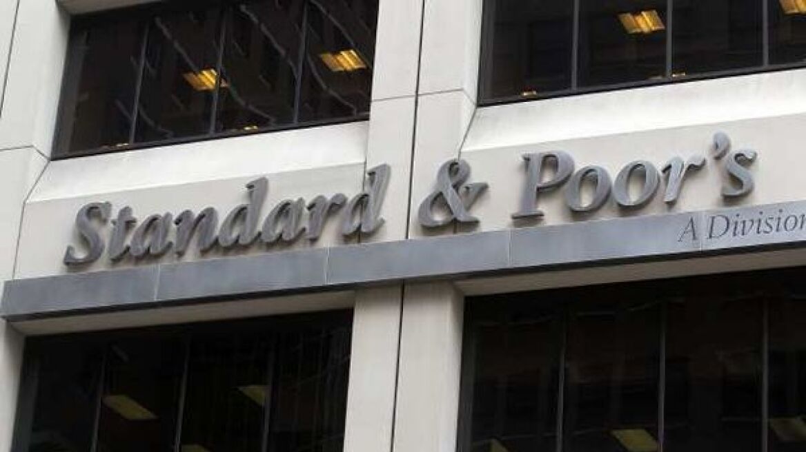 Η S&P απειλεί με υποβάθμιση όλη την Ευρωζώνη