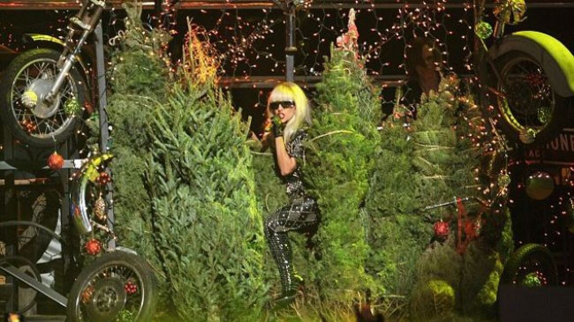 Στο πνεύμα των Χριστουγέννων η Lady Gaga