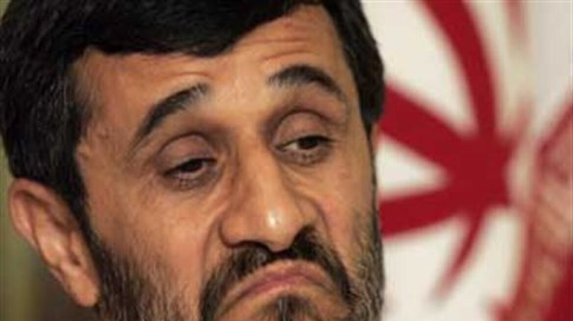 "Επίθεση" με παπούτσι δέχτηκε ο Αχμαντινετζάντ